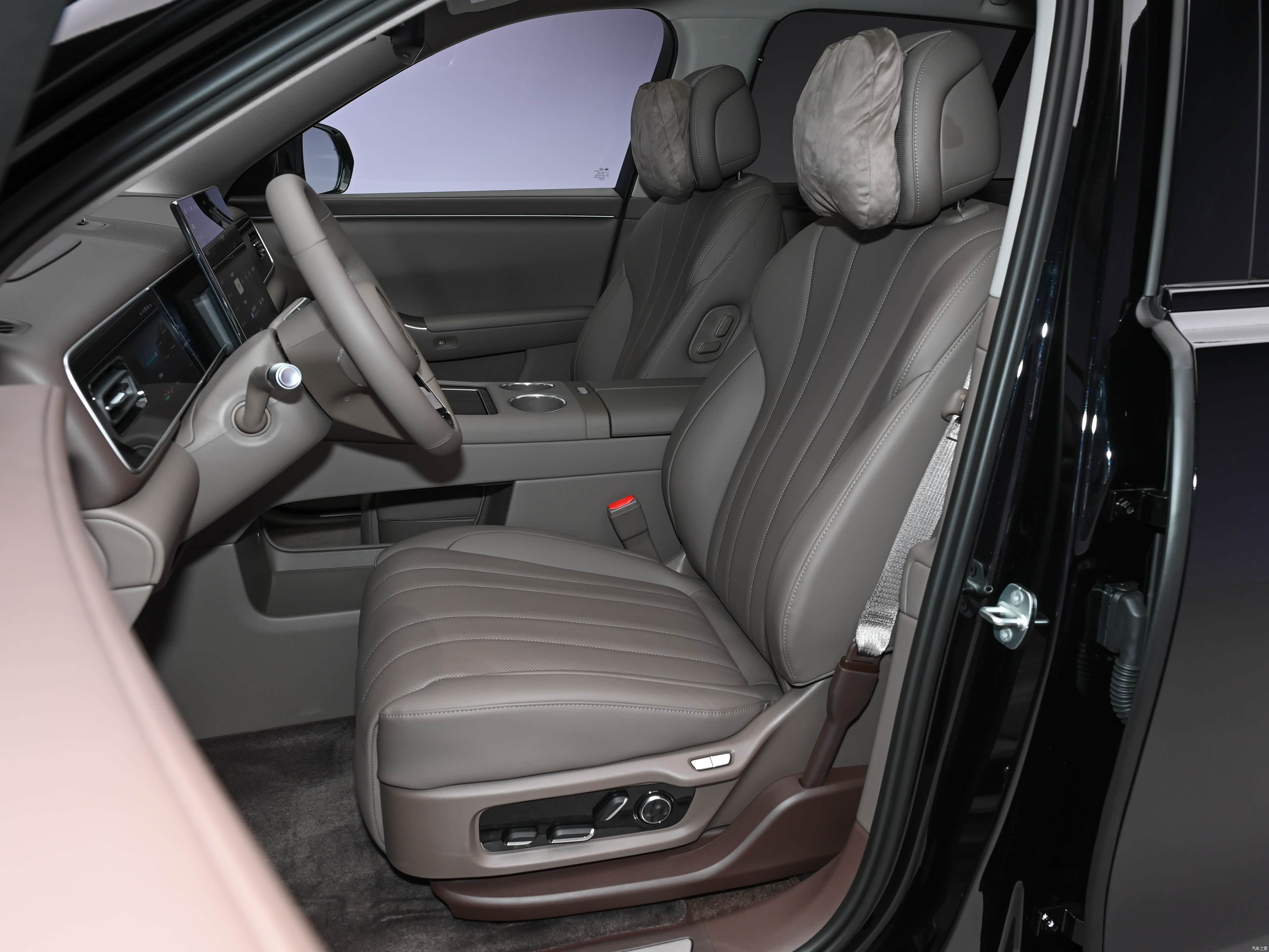 AITO M7 EREV Ultra 5 seats 4wd — Фото автомобиля 7