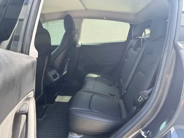 Tesla Model Y — Фото автомобиля 9