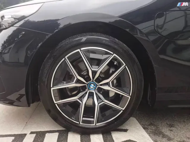 BMW i5 — Фото автомобиля 3