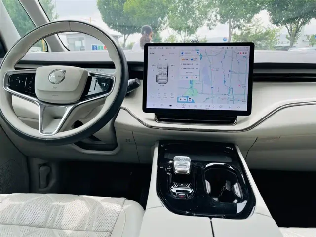 Volvo EM90 — Фото автомобиля 15