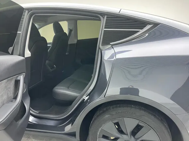 Tesla Model Y — Фото автомобиля 17