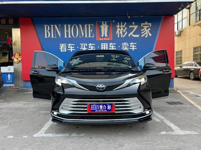 Toyota Sienna — Фото автомобиля 4