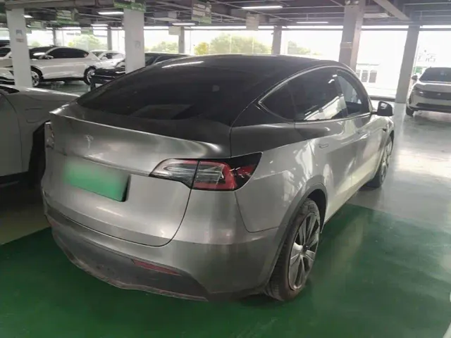 Tesla Model Y — Фото автомобиля 6