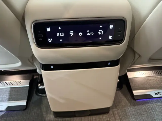 Li Auto i8 — Фото автомобиля 11