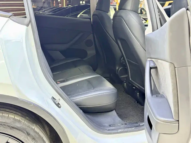 Tesla Model Y — Фото автомобиля 11