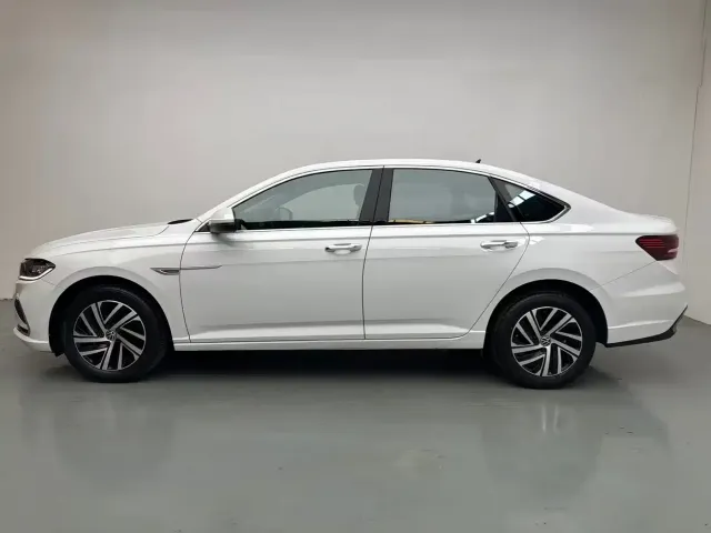Volkswagen Lavida 2023 Facelift 1.5L Automatic 5 Million Edition — Фото автомобиля 3
