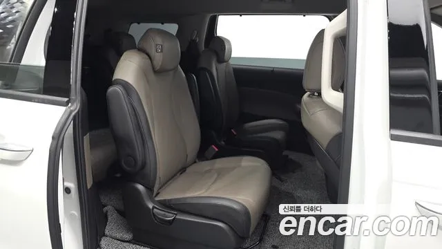 Kia Carnival Generation 4 — Фото автомобиля 10