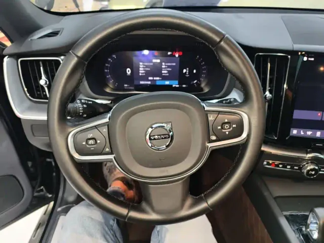 Volvo XC60 — Фото автомобиля 10