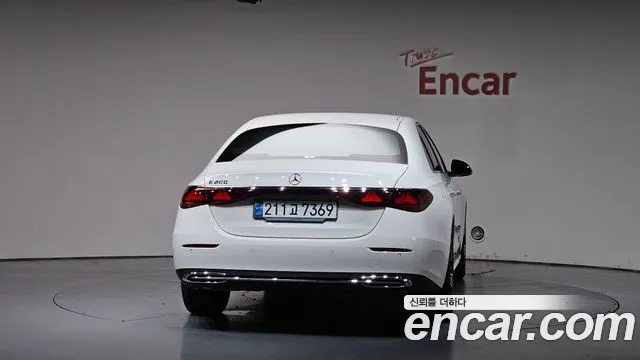 Mercedes-Benz E-Class — Фото автомобиля 4