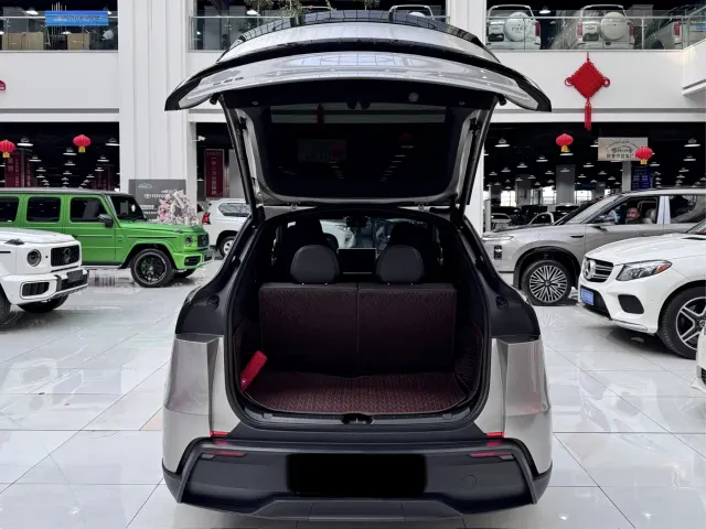 Tesla Model Y L — Фото автомобиля 11