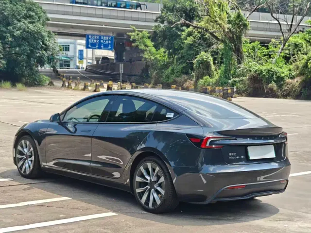 Tesla Model 3 — Фото автомобиля 13