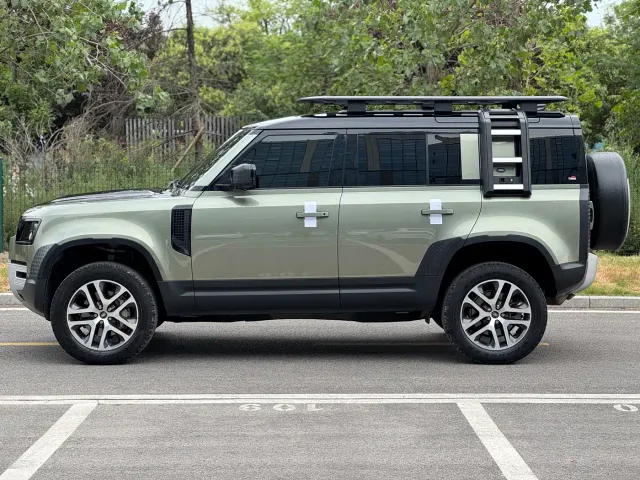 Land Rover Defender — Фото автомобиля 8