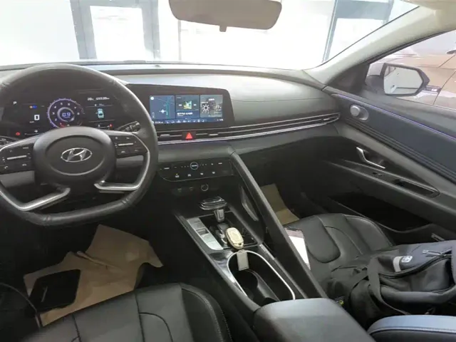 Hyundai Elantra — Фото автомобиля 12
