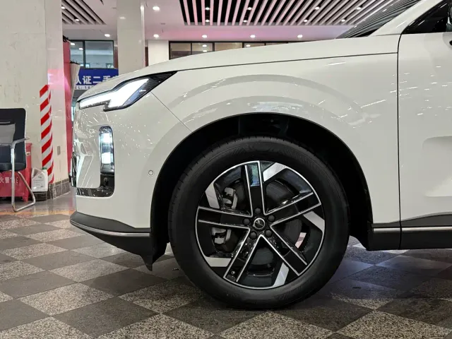 Volvo XC70 Plug-in Hybrid — Фото автомобиля 6