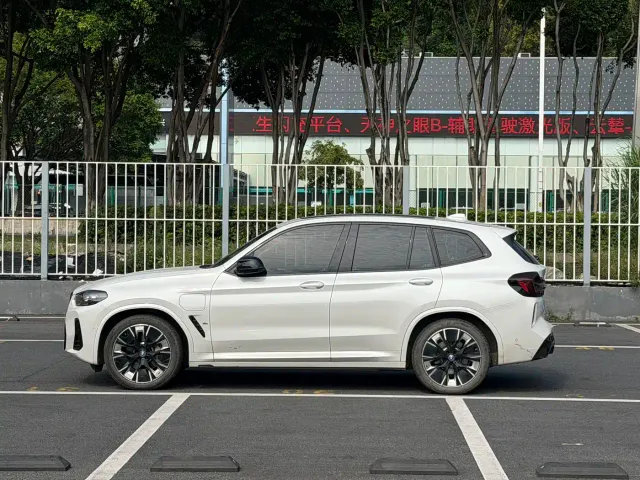 BMW iX3 — Фото автомобиля 4