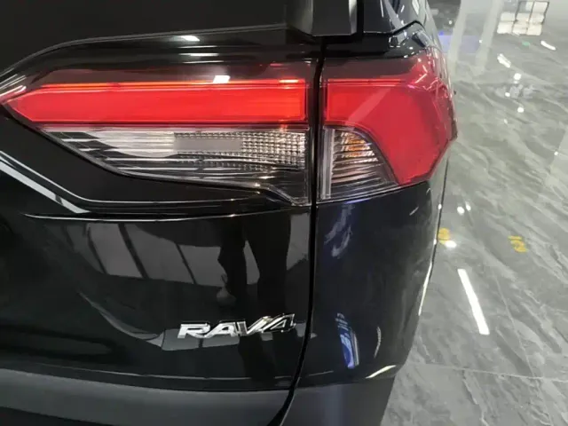 Toyota RAV4 — Фото автомобиля 7