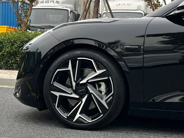 Lynk & Co Z10 — Фото автомобиля 7
