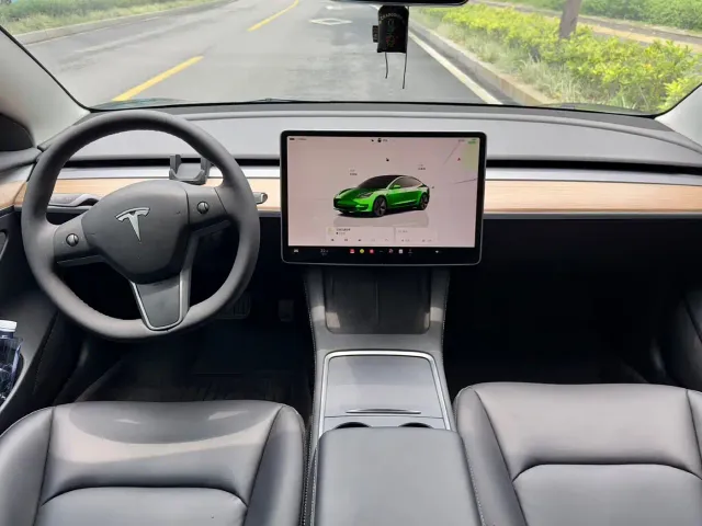 Tesla Model 3 — Фото автомобиля 3