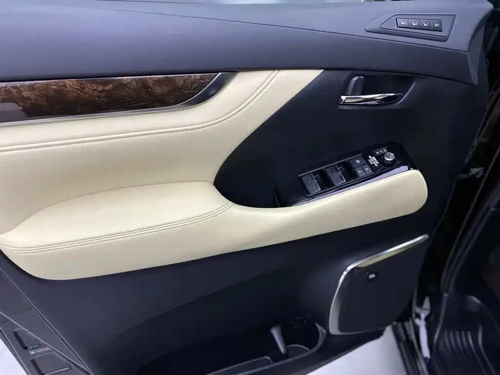 Toyota Alphard 2021 Hybrid 2.5L Luxury — Фото автомобиля 17