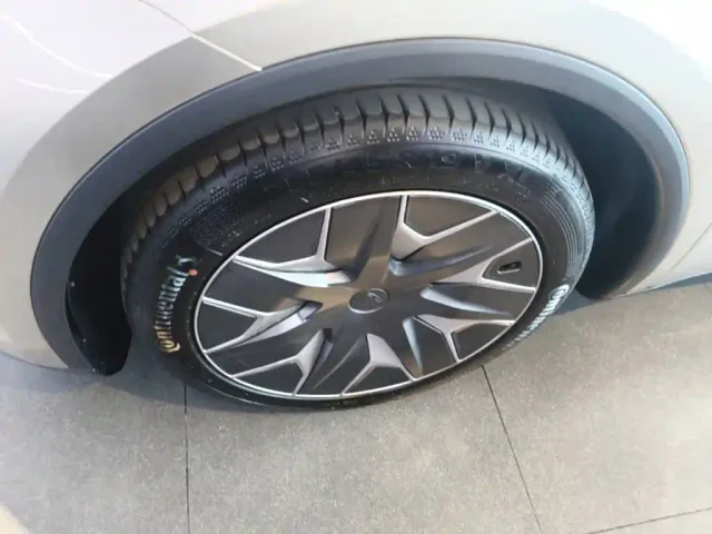 Tesla Model Y L — Фото автомобиля 22