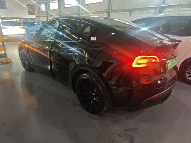 Tesla Model Y — Фото автомобиля 4