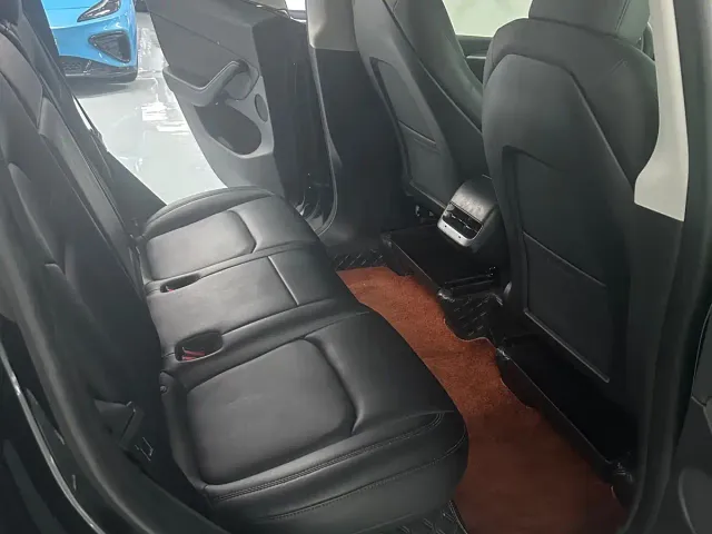 Tesla Model Y — Фото автомобиля 12