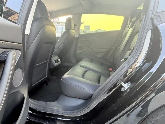 Tesla Model 3 — Фото автомобиля 9