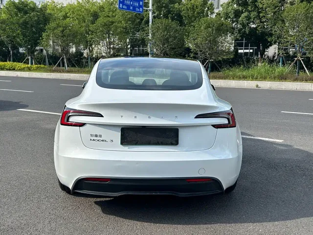 Tesla Model 3 — Фото автомобиля 9
