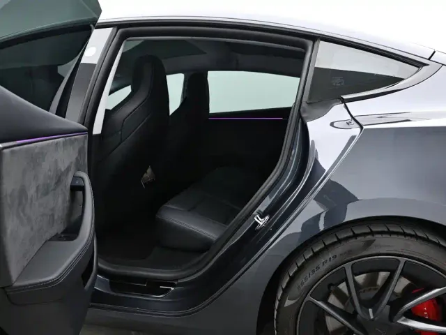 Tesla Model 3 — Фото автомобиля 13
