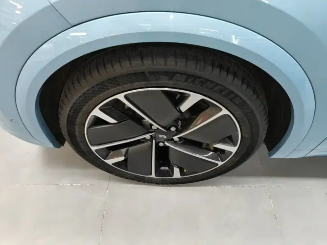 Li Auto L7 — Фото автомобиля 22