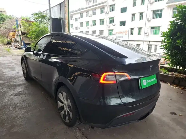 Tesla Model Y — Фото автомобиля 4