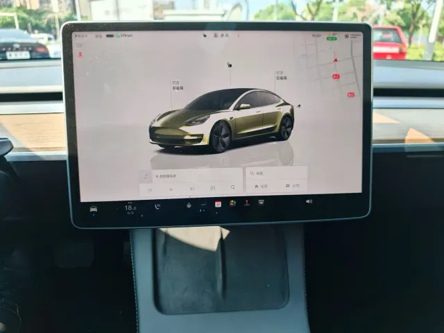 Tesla Model 3 — Фото автомобиля 23