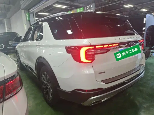 Ford Explorer — Фото автомобиля 4