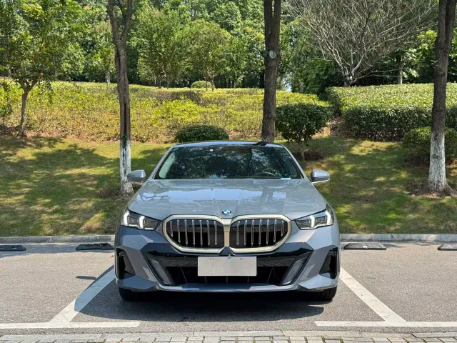 BMW 5 Series — Фото автомобиля 3