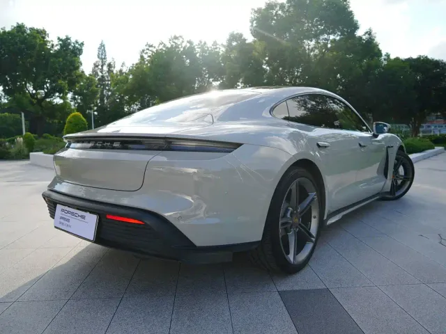 Porsche Taycan — Фото автомобиля 17
