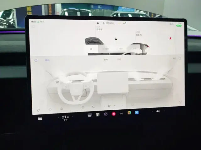 Tesla Model 3 — Фото автомобиля 12