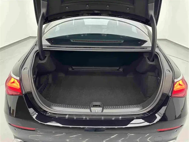 Mercedes-Benz E-Class — Фото автомобиля 25