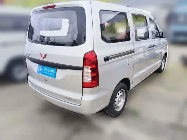 Wuling Hongguang V — Фото автомобиля 5