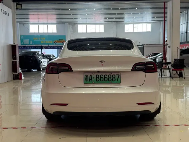 Tesla Model 3 — Фото автомобиля 5