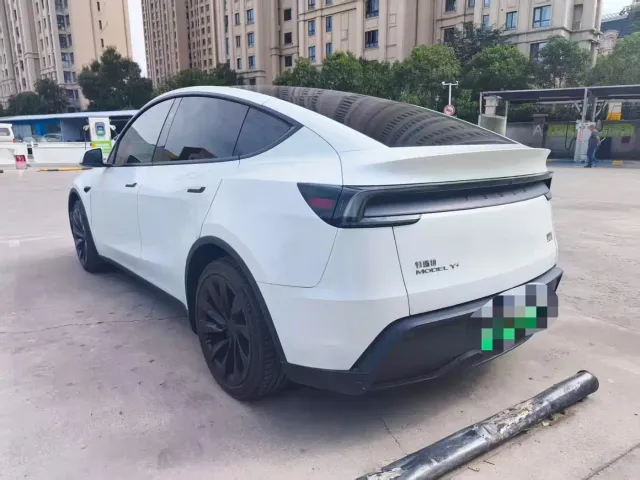 Tesla Model Y — Фото автомобиля 8