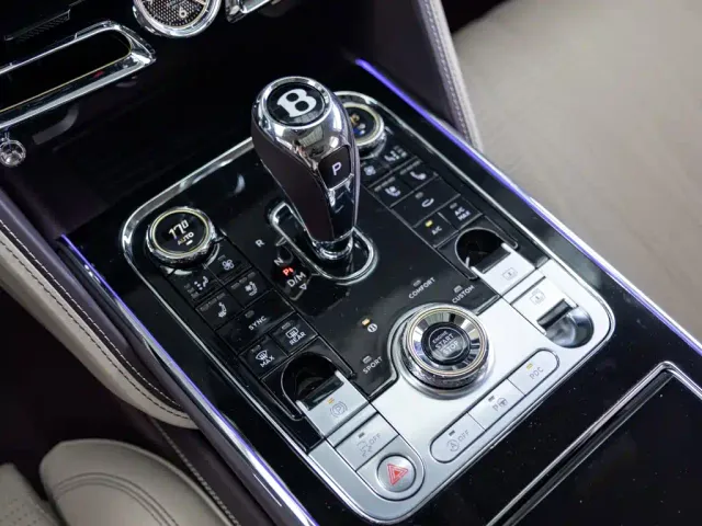 Bentley Flying Spur — Фото автомобиля 16