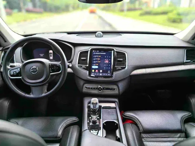 Volvo XC90 — Фото автомобиля 6