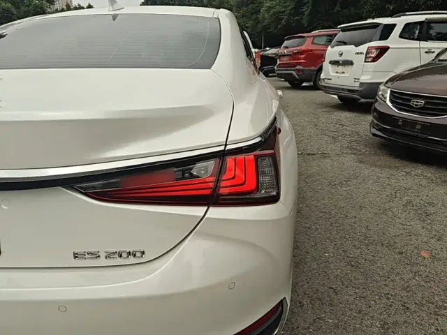 Lexus ES — Фото автомобиля 7