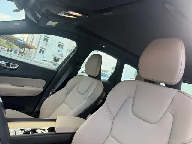 Volvo XC60 — Фото автомобиля 15