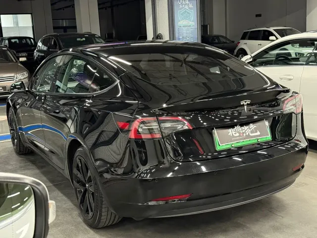 Tesla Model 3 — Фото автомобиля 4