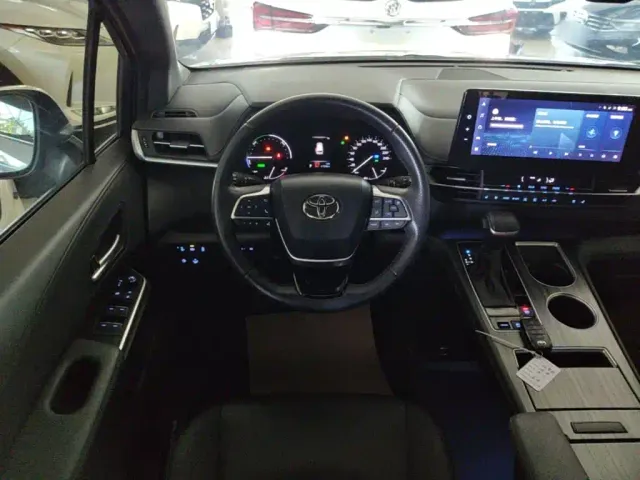 Toyota Sienna — Фото автомобиля 10