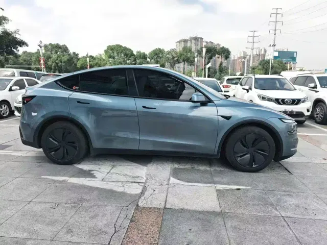Tesla Model Y — Фото автомобиля 2