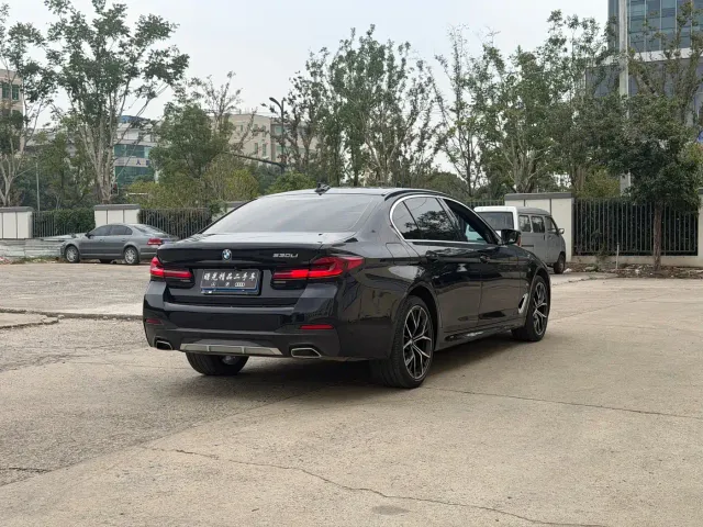 BMW 5 Series — Фото автомобиля 14