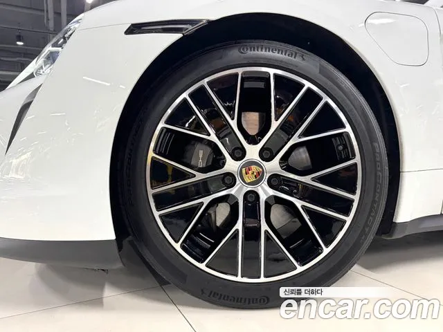 Porsche Taycan — Фото автомобиля 13