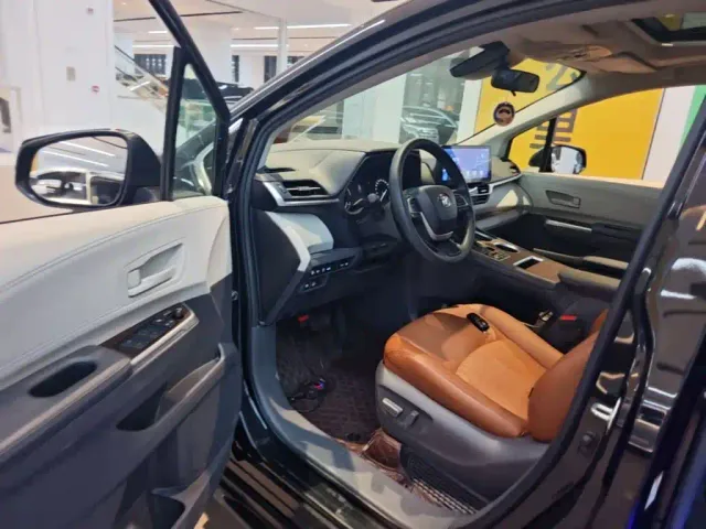 Toyota Sienna — Фото автомобиля 15